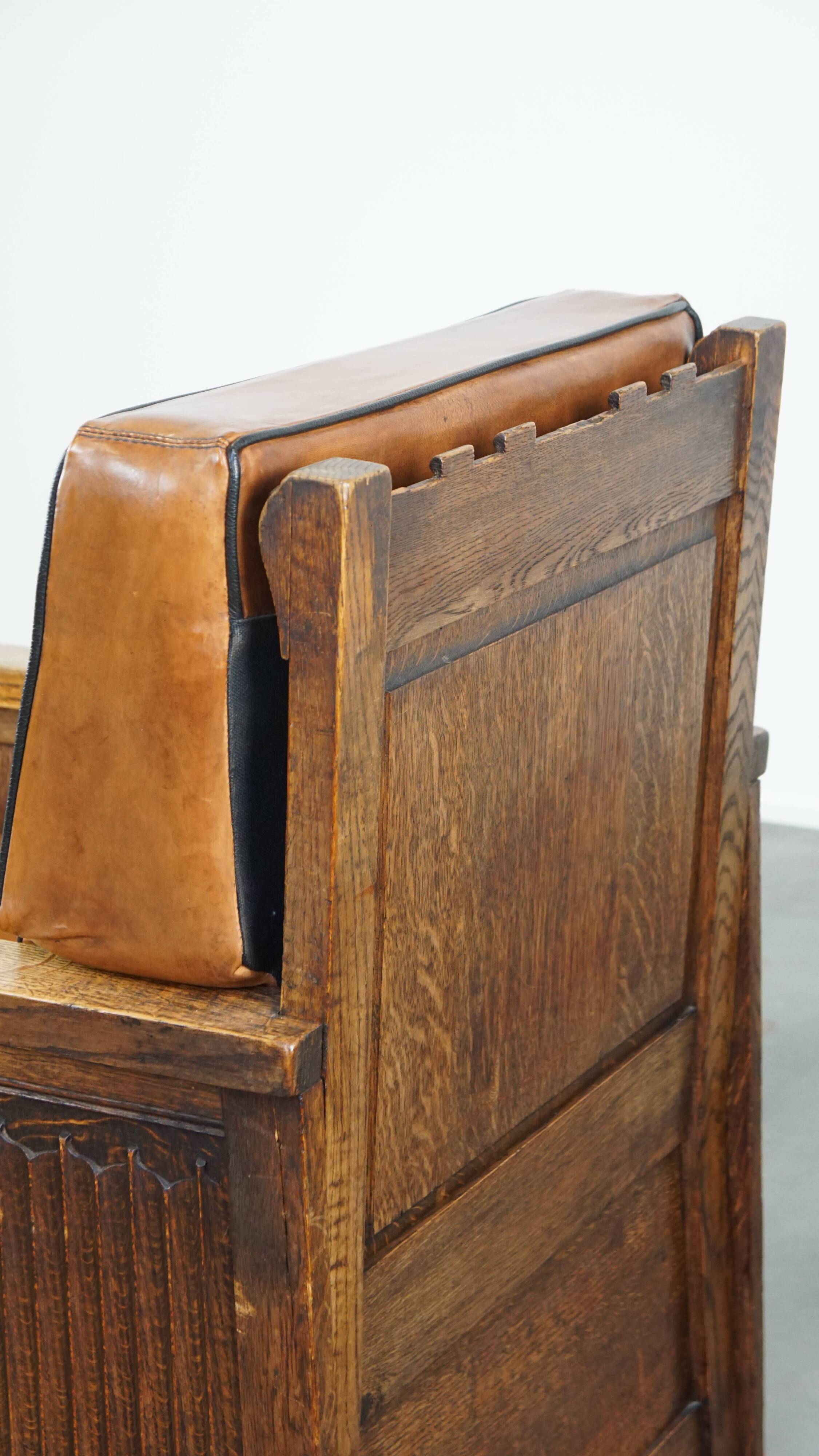 Fauteuil ancien en peau de mouton retapissée