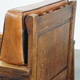 Fauteuil ancien en peau de mouton retapissée
