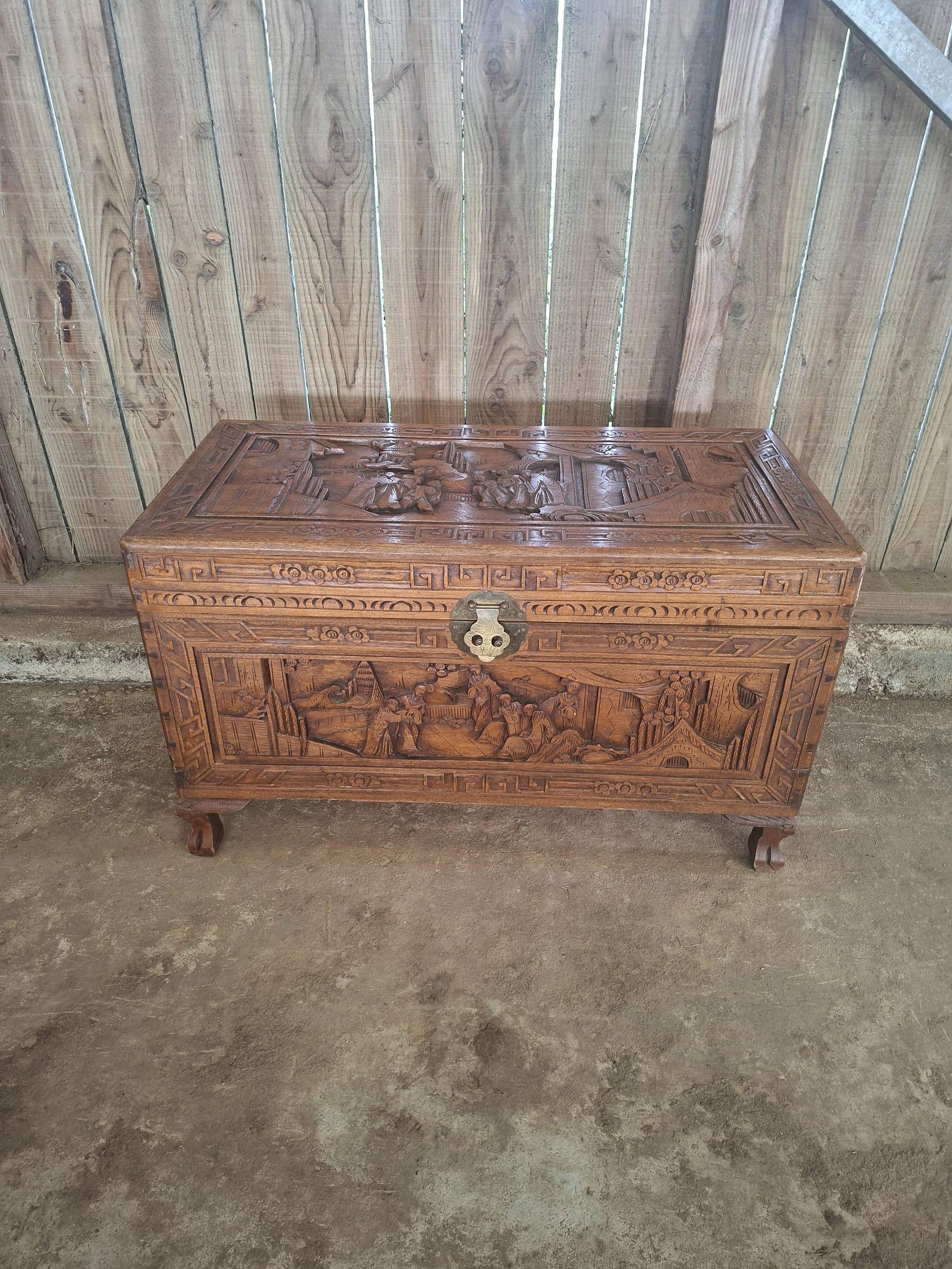 Asian chest from the 20th century made of camphor wood (omb)
