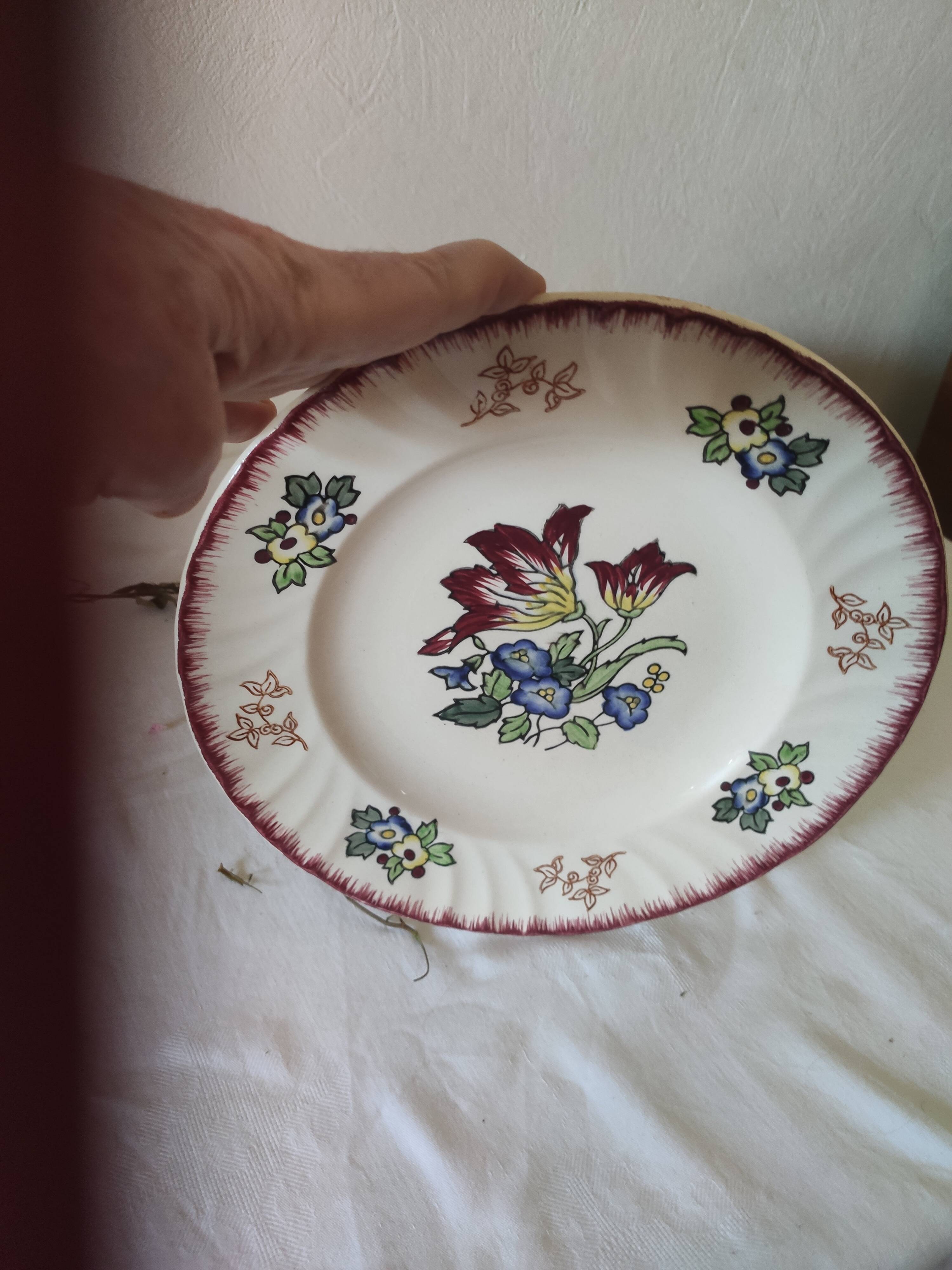 Set of 5 flat plates, signed Longwy.