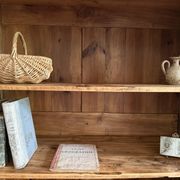 Bibliothèque en bois rénovée
