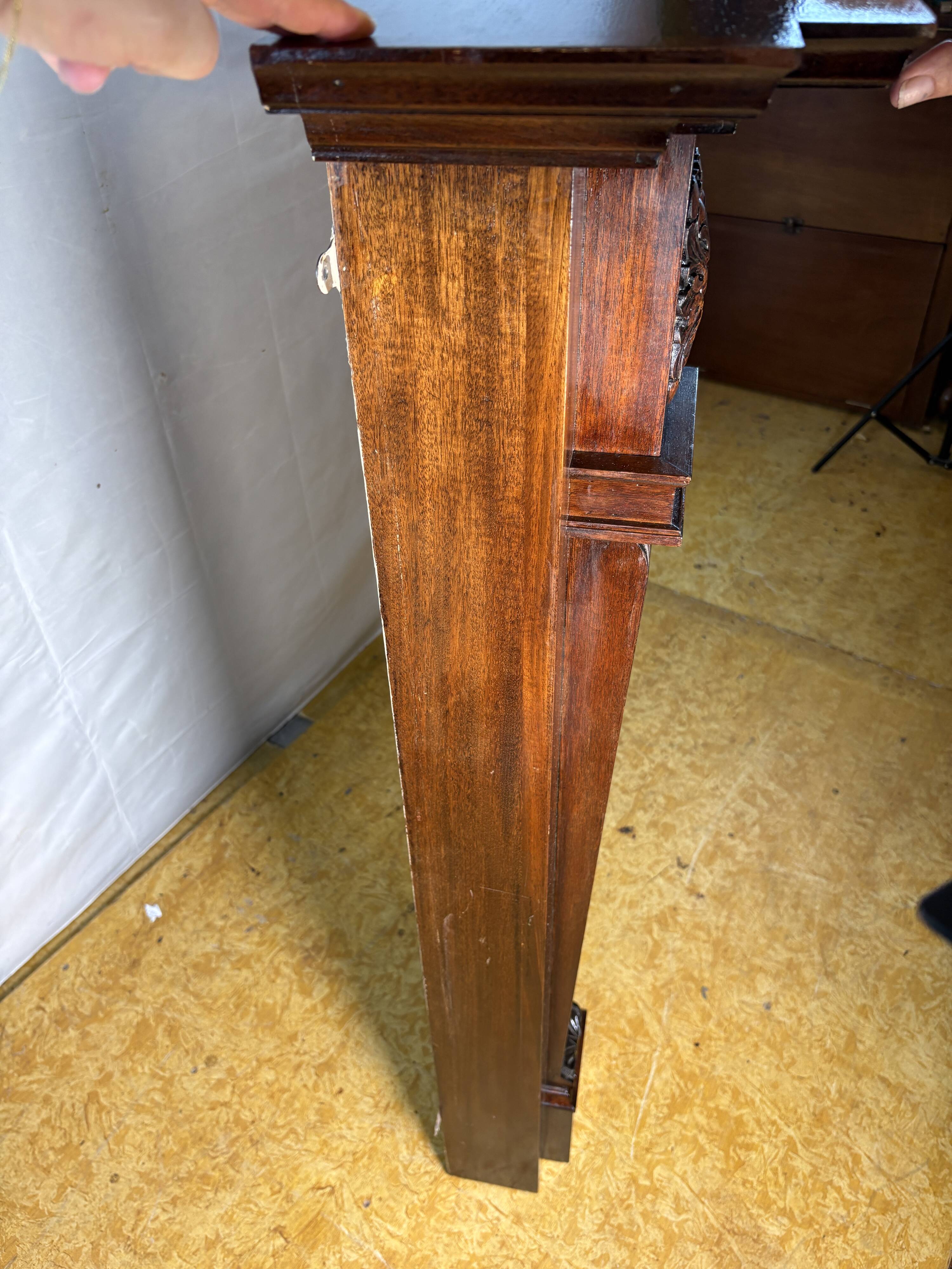Cheminée en acajou sculpté de style Louis XVI – Fin du 19e siècle