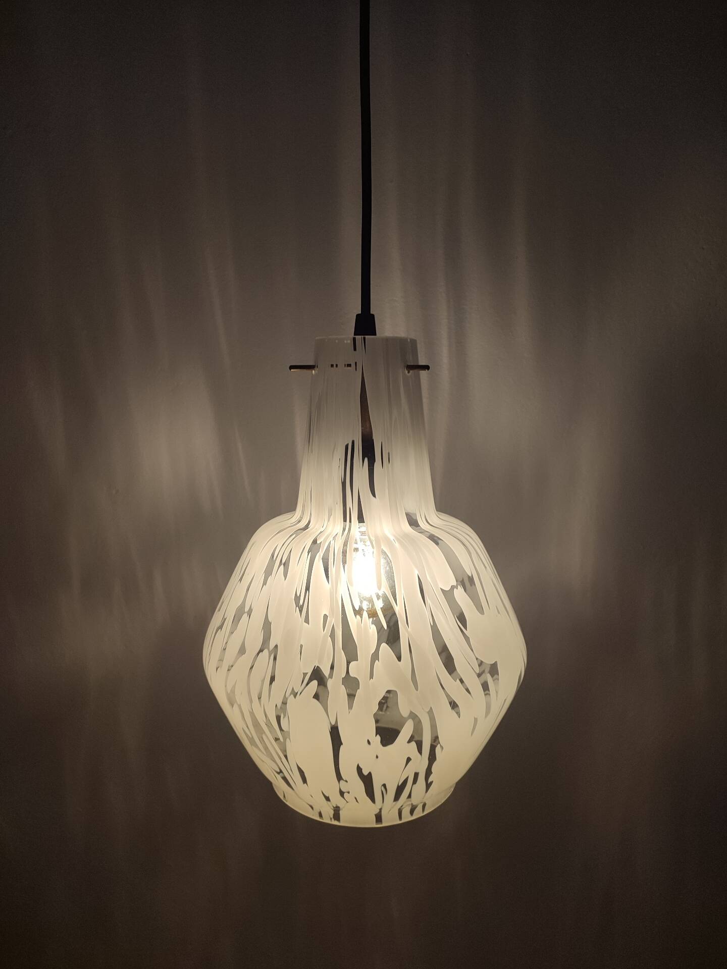 Vintage Italian suspension in Murano glass with a marbled effect.