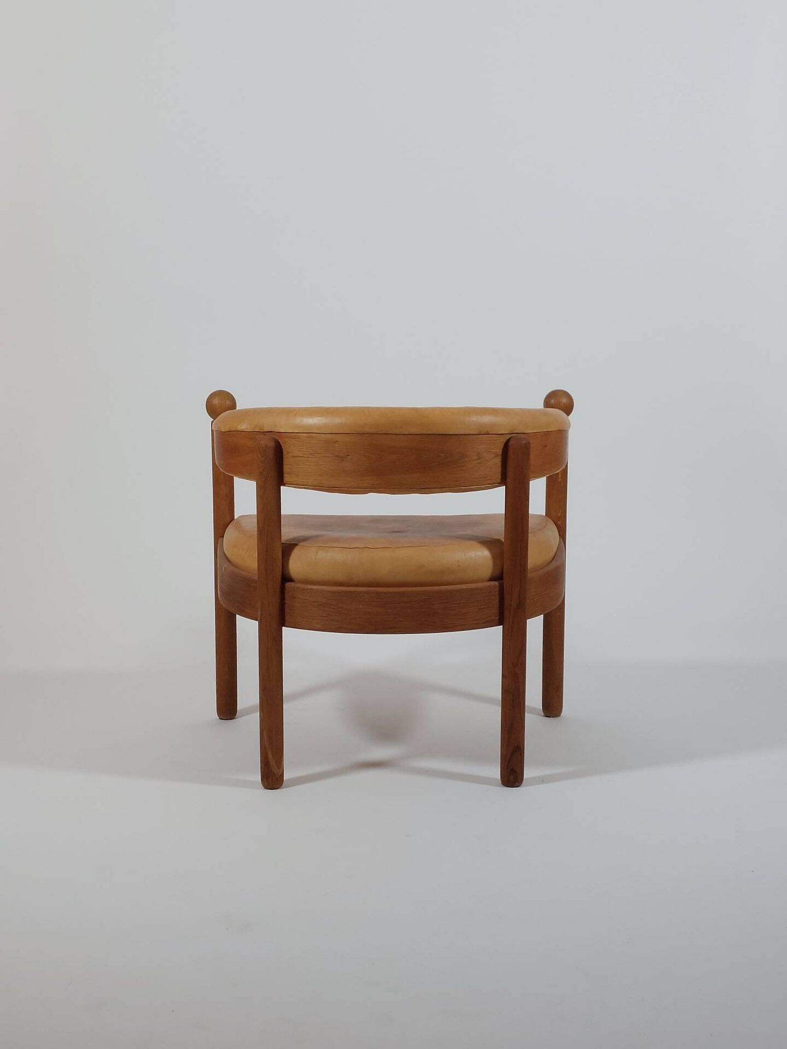 Chaise de trône en bois vintage, fauteuil en cuir cognac.