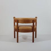 Chaise de trône en bois vintage, fauteuil en cuir cognac.