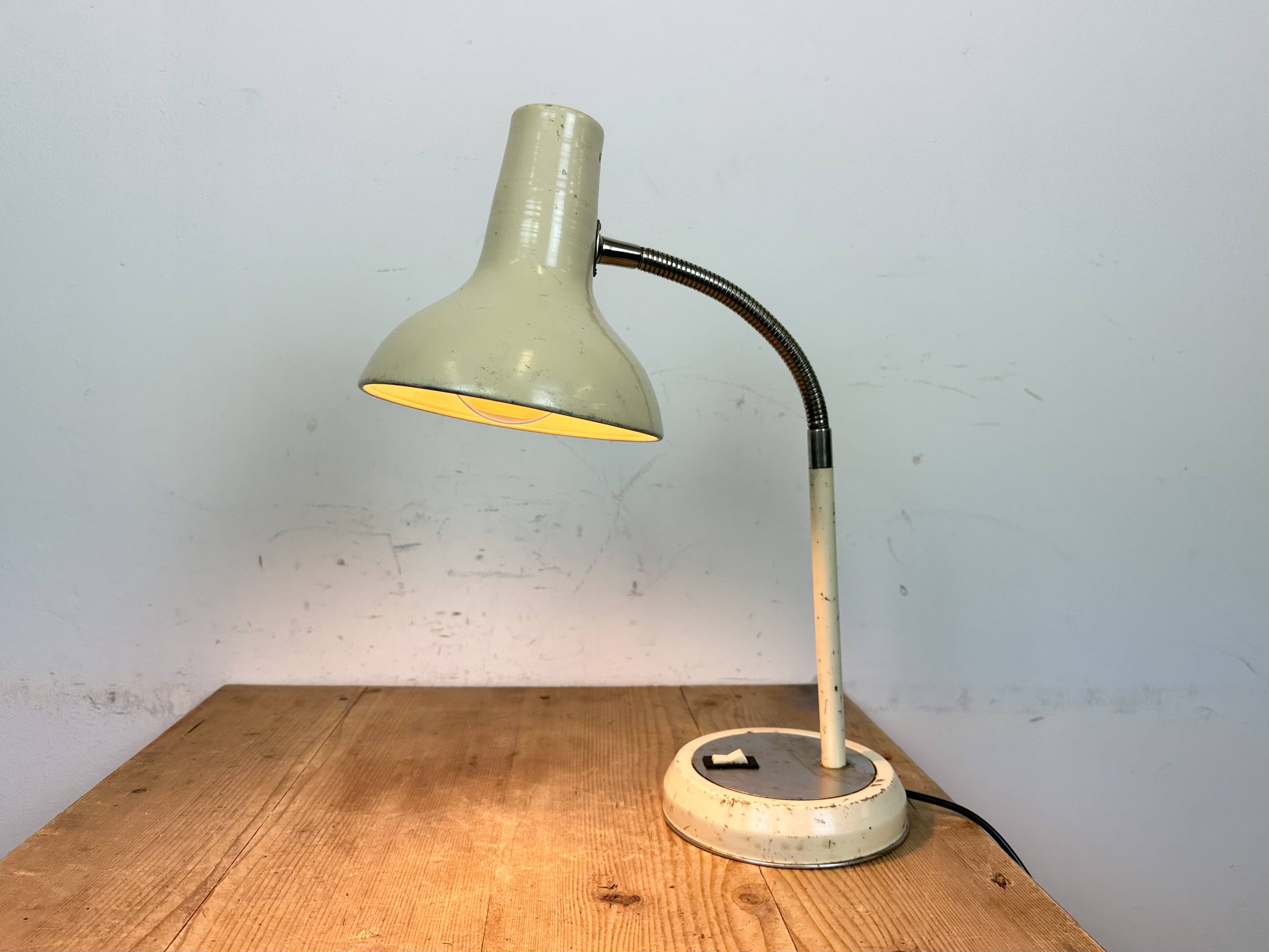 Lampe de table industrielle beige à col de cygne, 1960s
