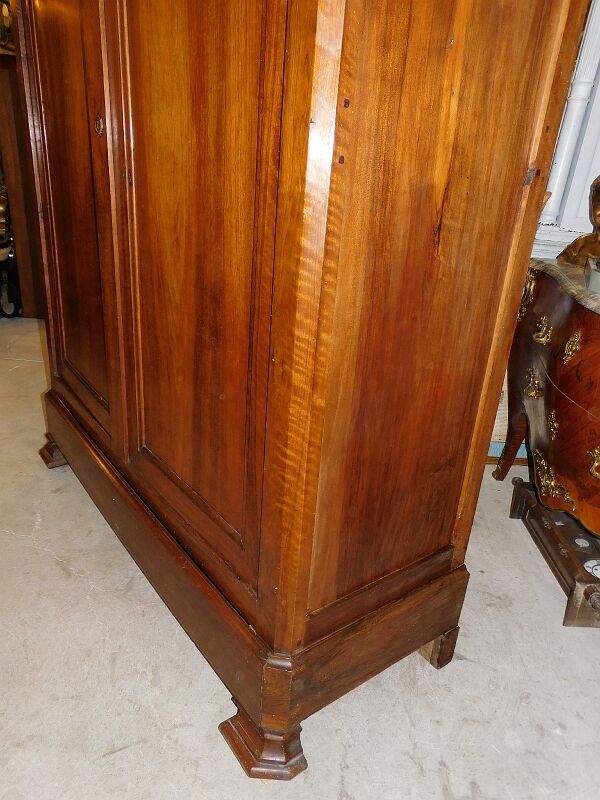Large wardrobe Louis Philippe en noyer of the 19th siecle