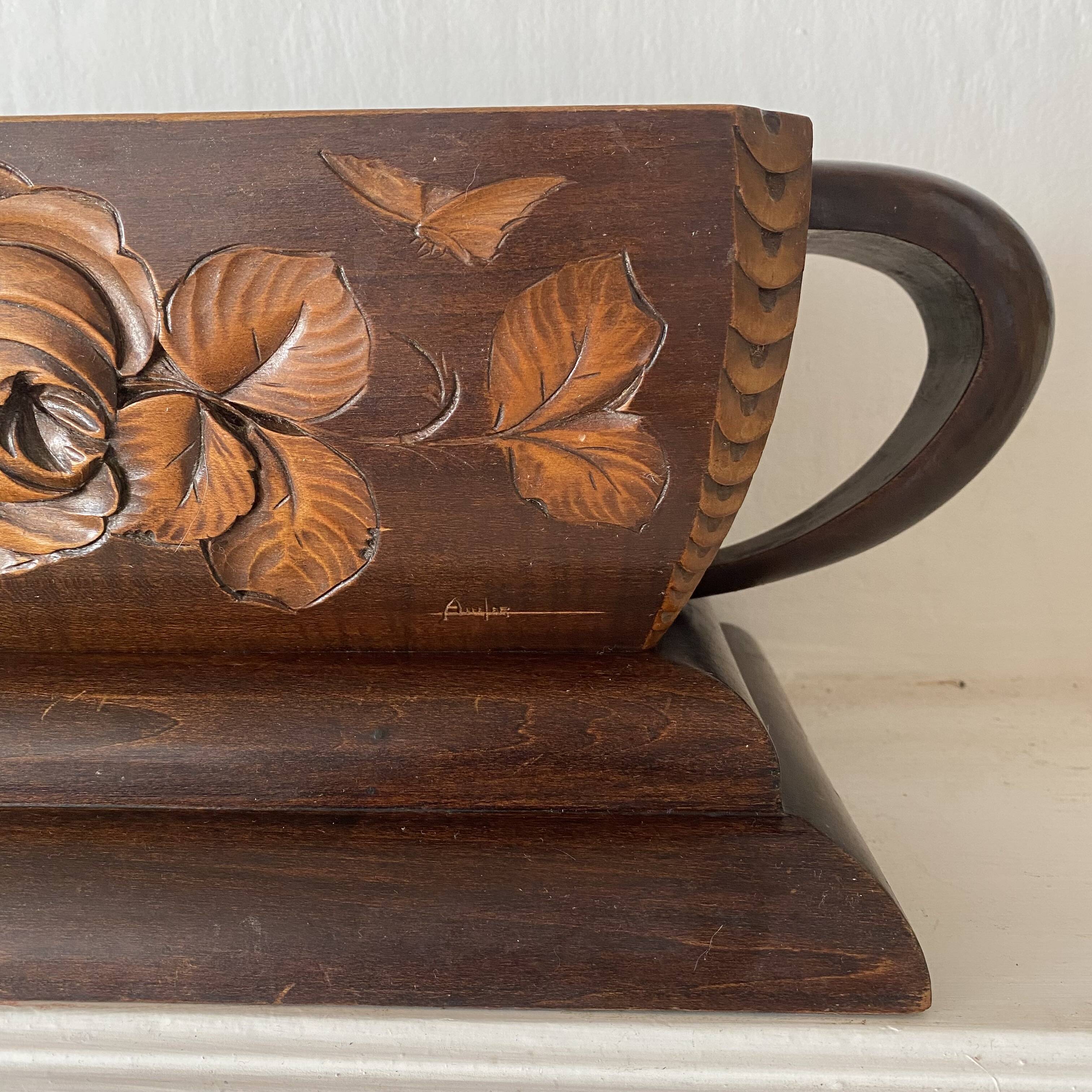 Art Deco jardinière in carved wood, decorated with roses.