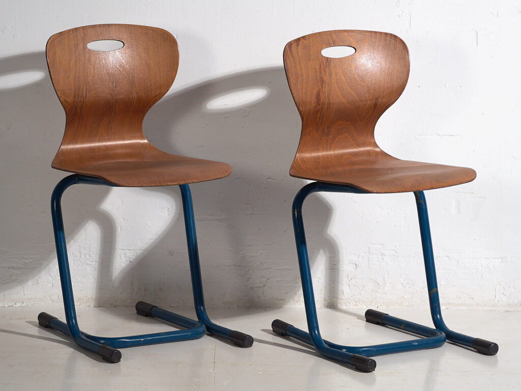 Vintage school chairs (c.1950). Set of 4 pieces.