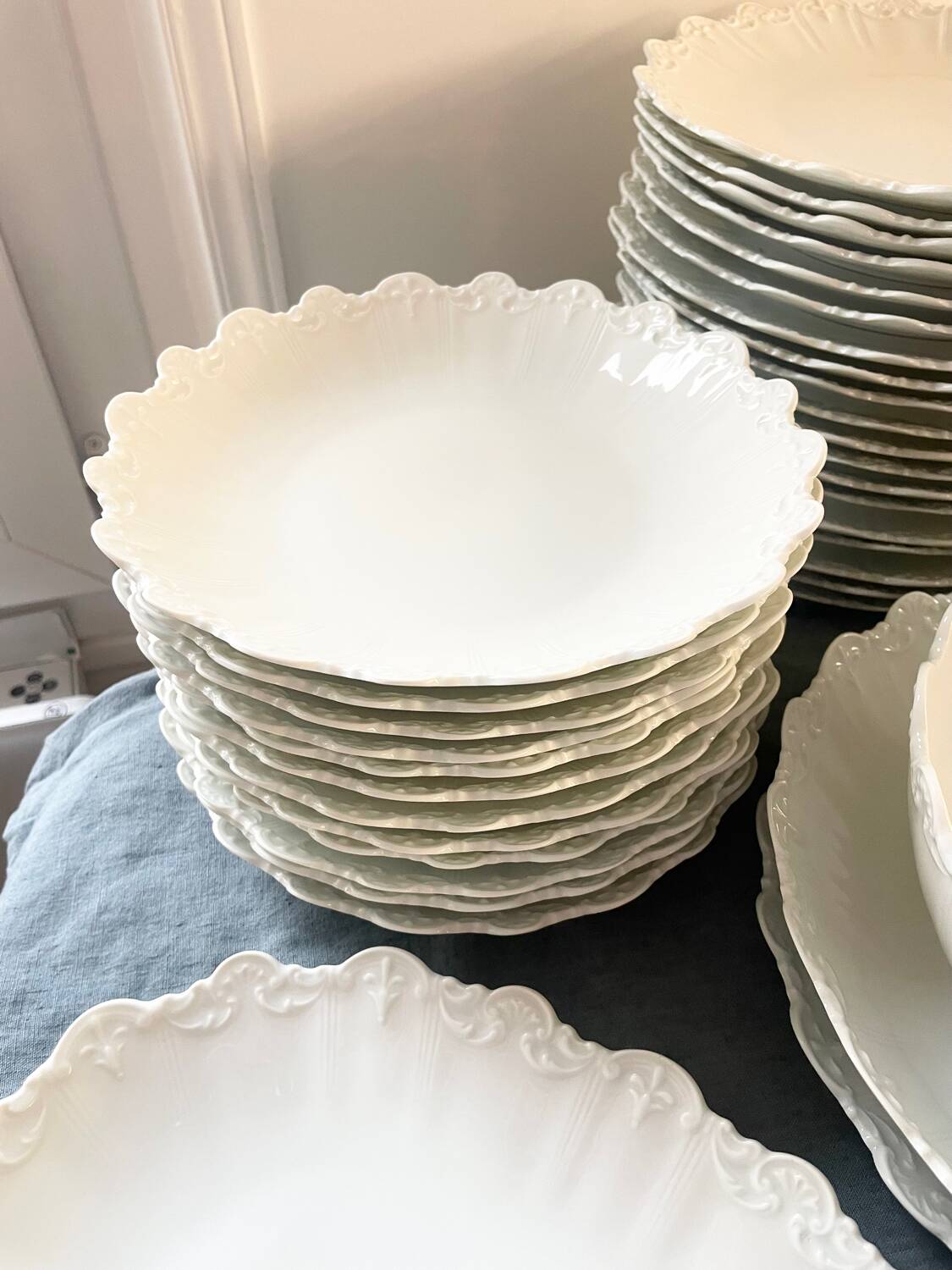 Prestigious 62-piece dinnerware set in vintage 70's Limoges white porcelain by Raynaud