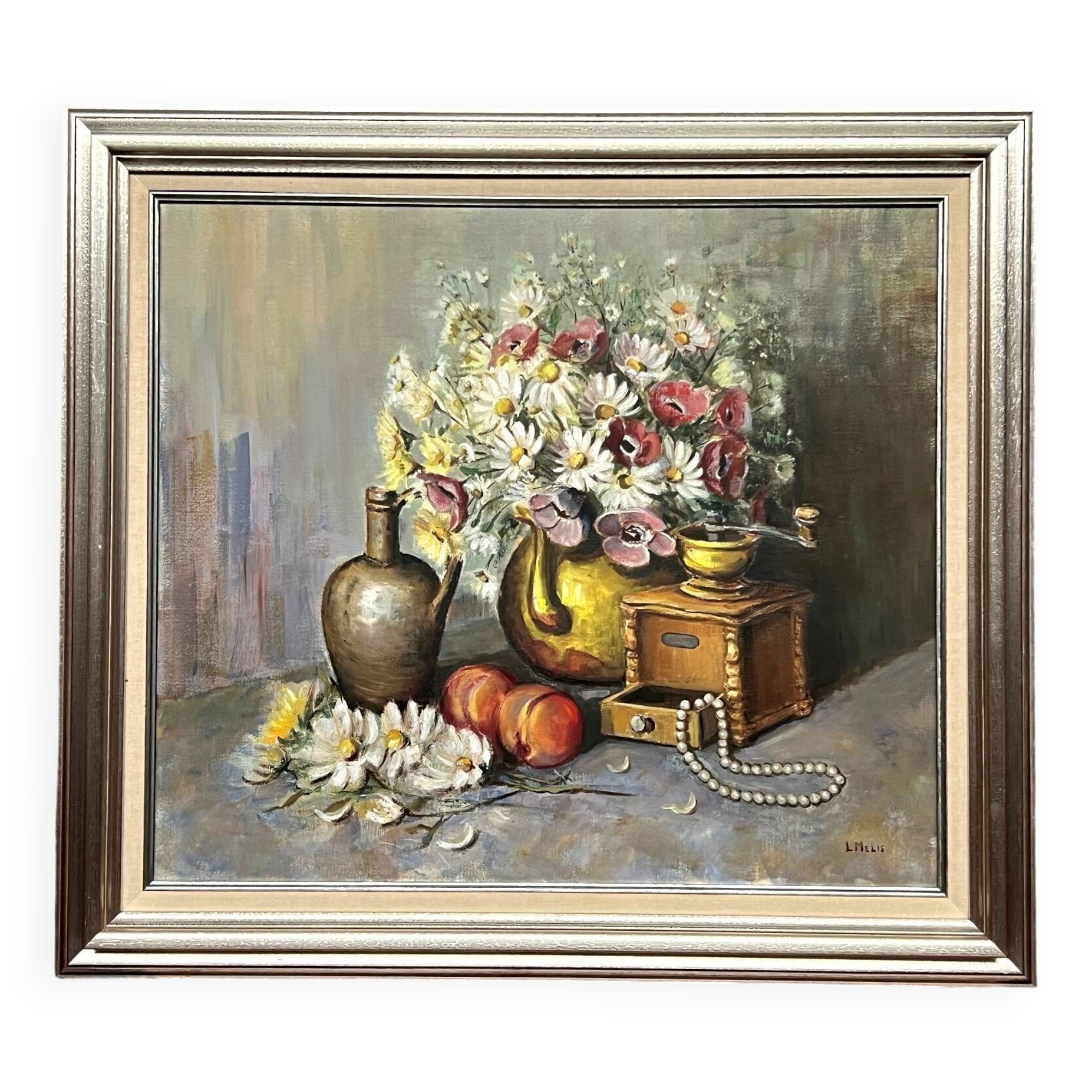 Nature morte aux fleurs et perles signée.