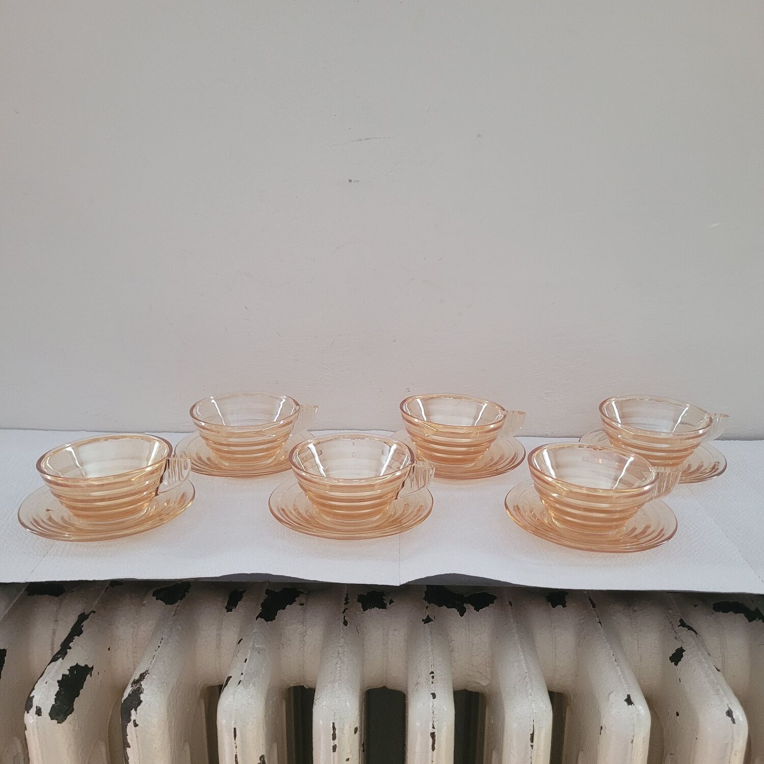 Set of 6 Gondolo cups and saucers in iridescent amber glass – design