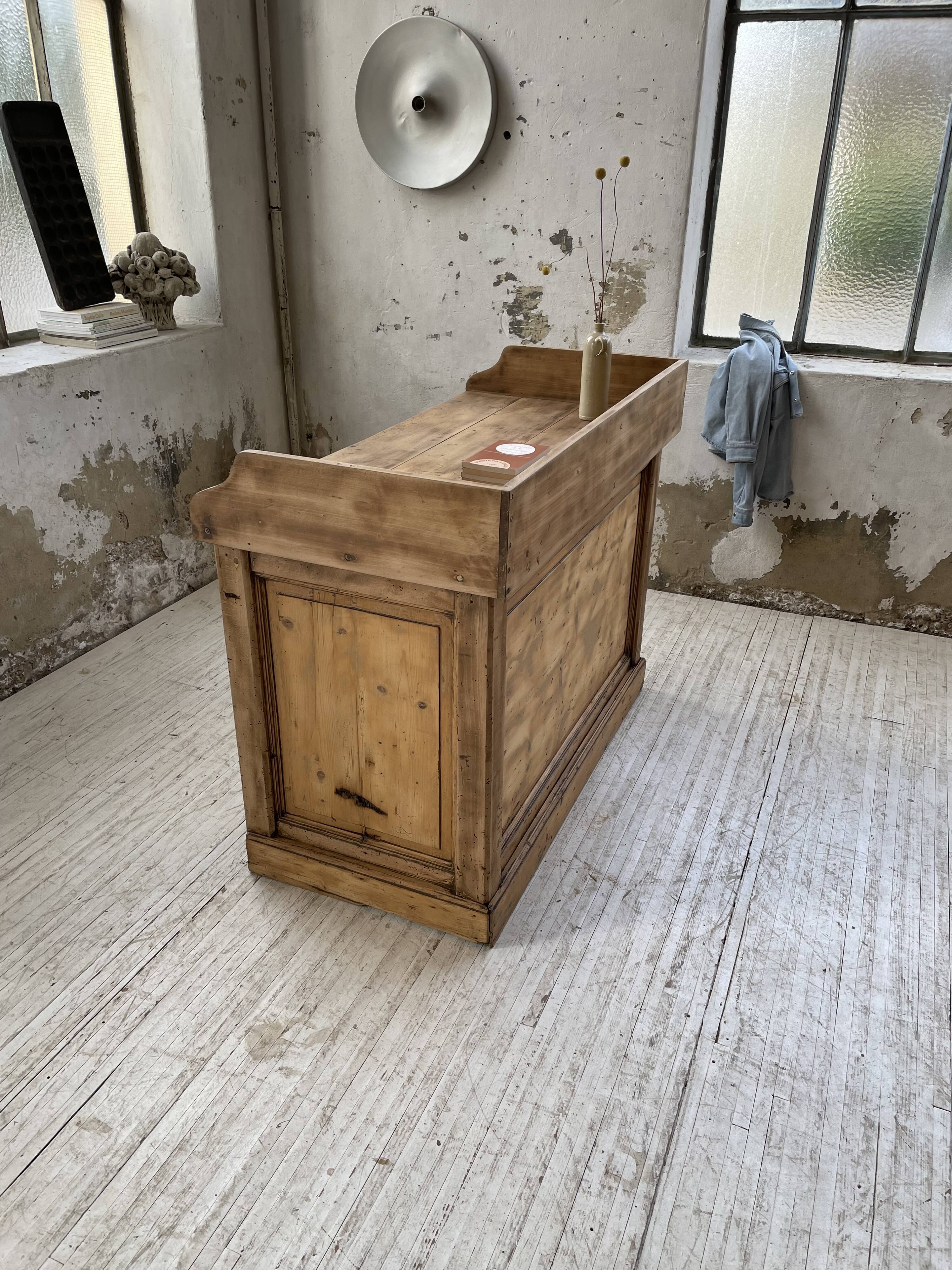 Trading counter central island pine