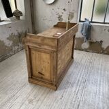 Trading counter central island pine