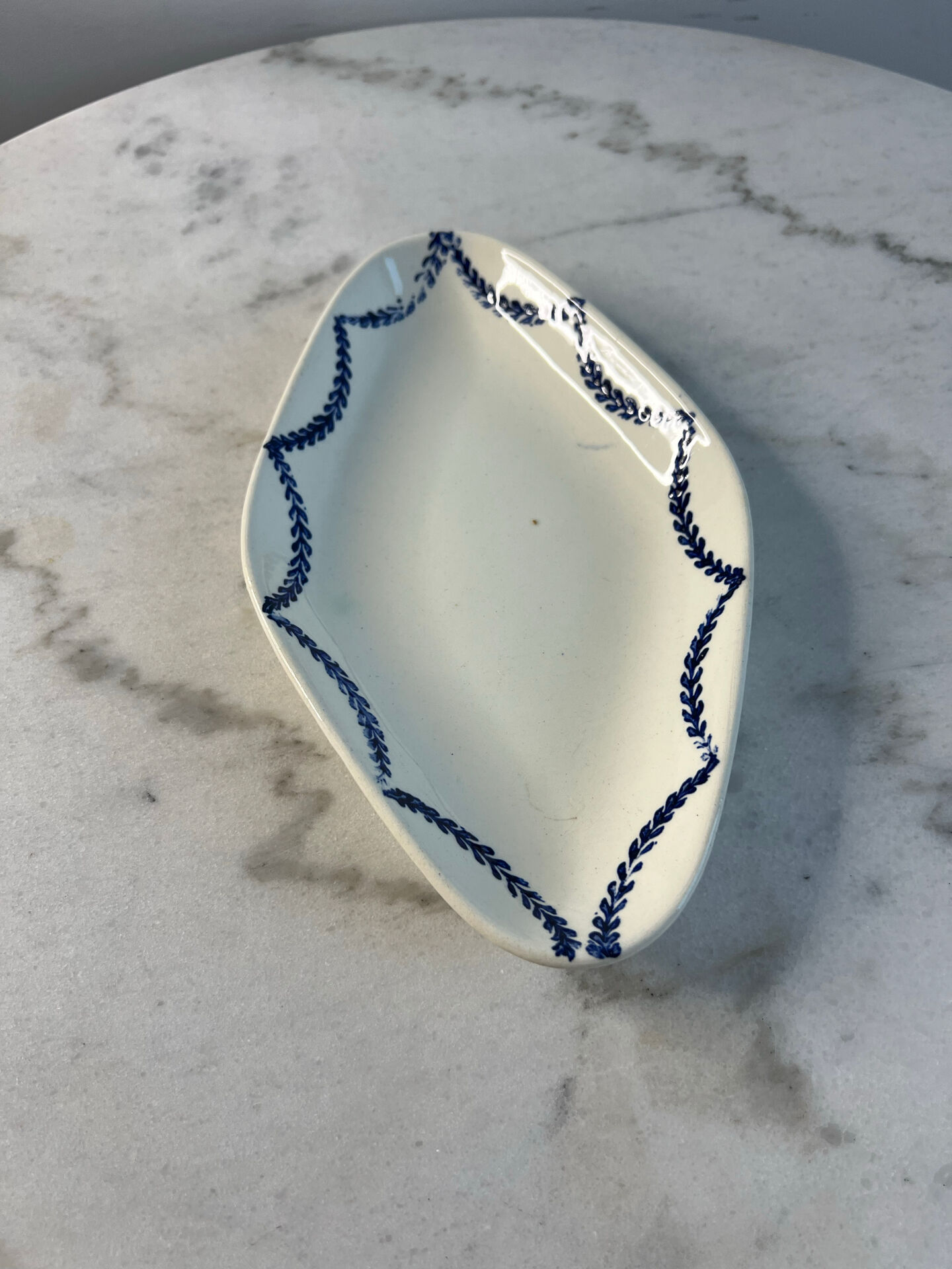 Ravier en terre de fer décor bleues 24cm