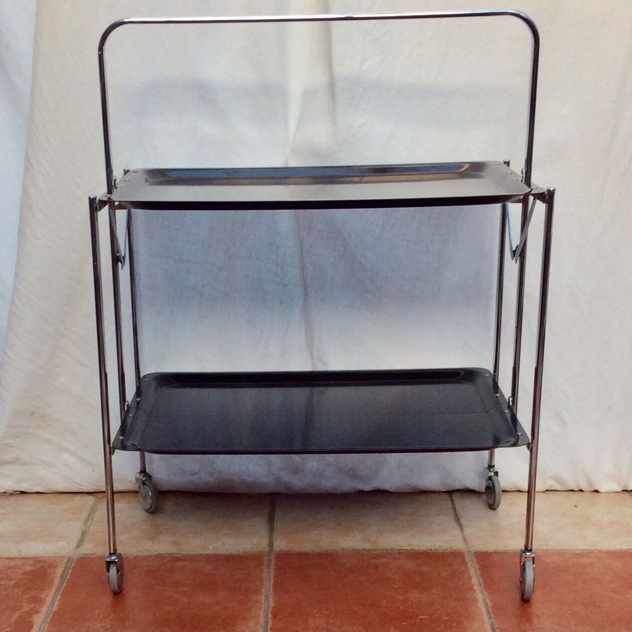 Folding dessert table rolling towards the 1970s numbered dimension: H -82cm- L-41cm- Pr-41cm-