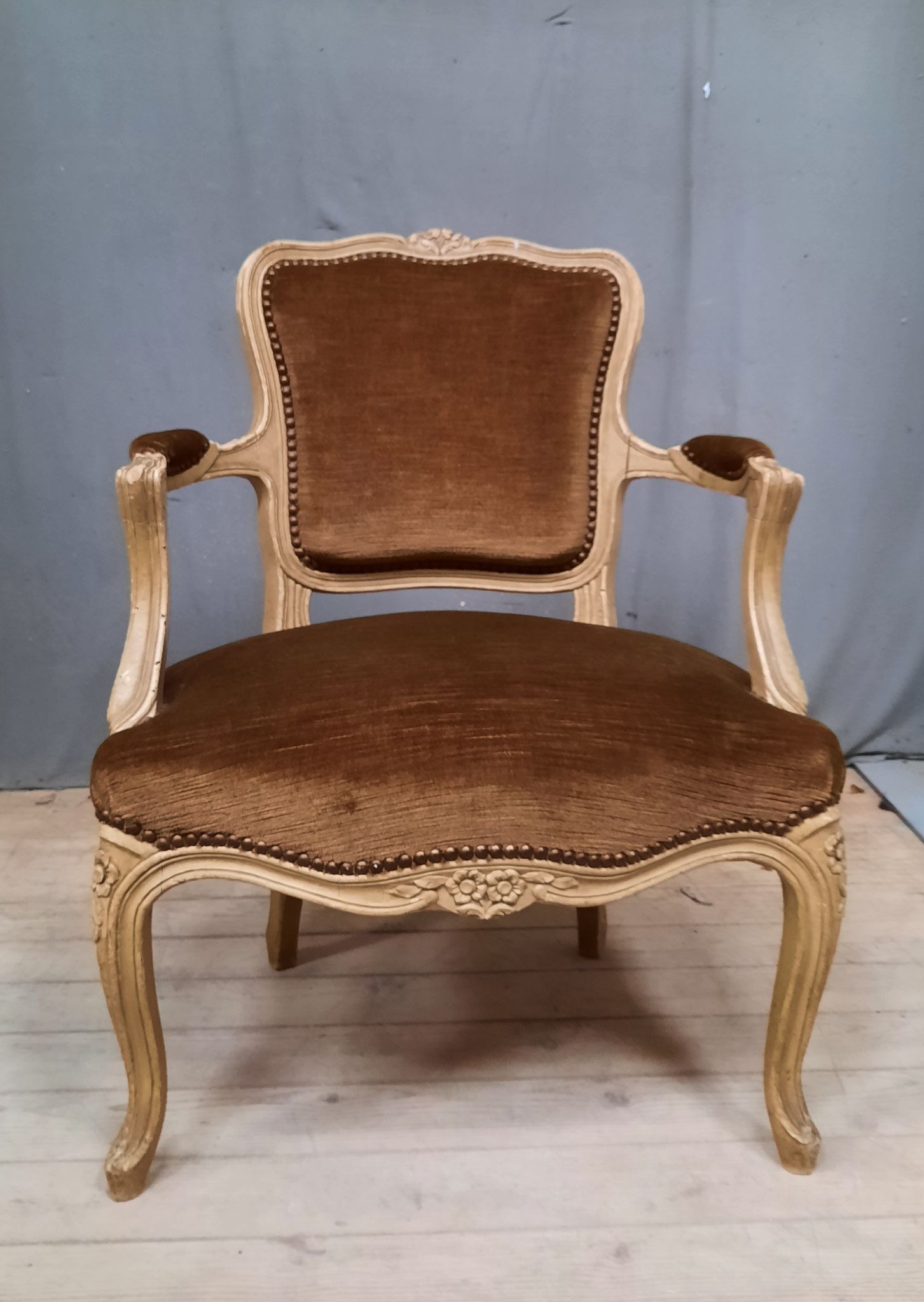 Fauteuil marron  style Louis XV