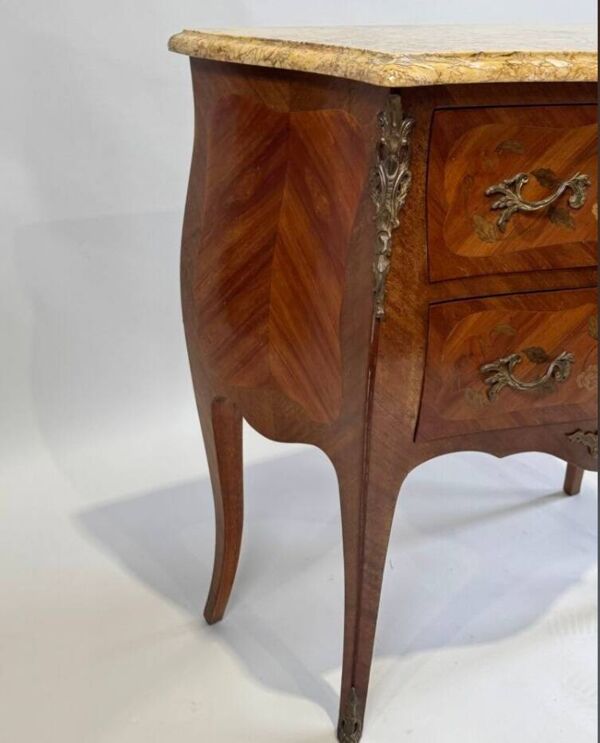 Commode galbée
