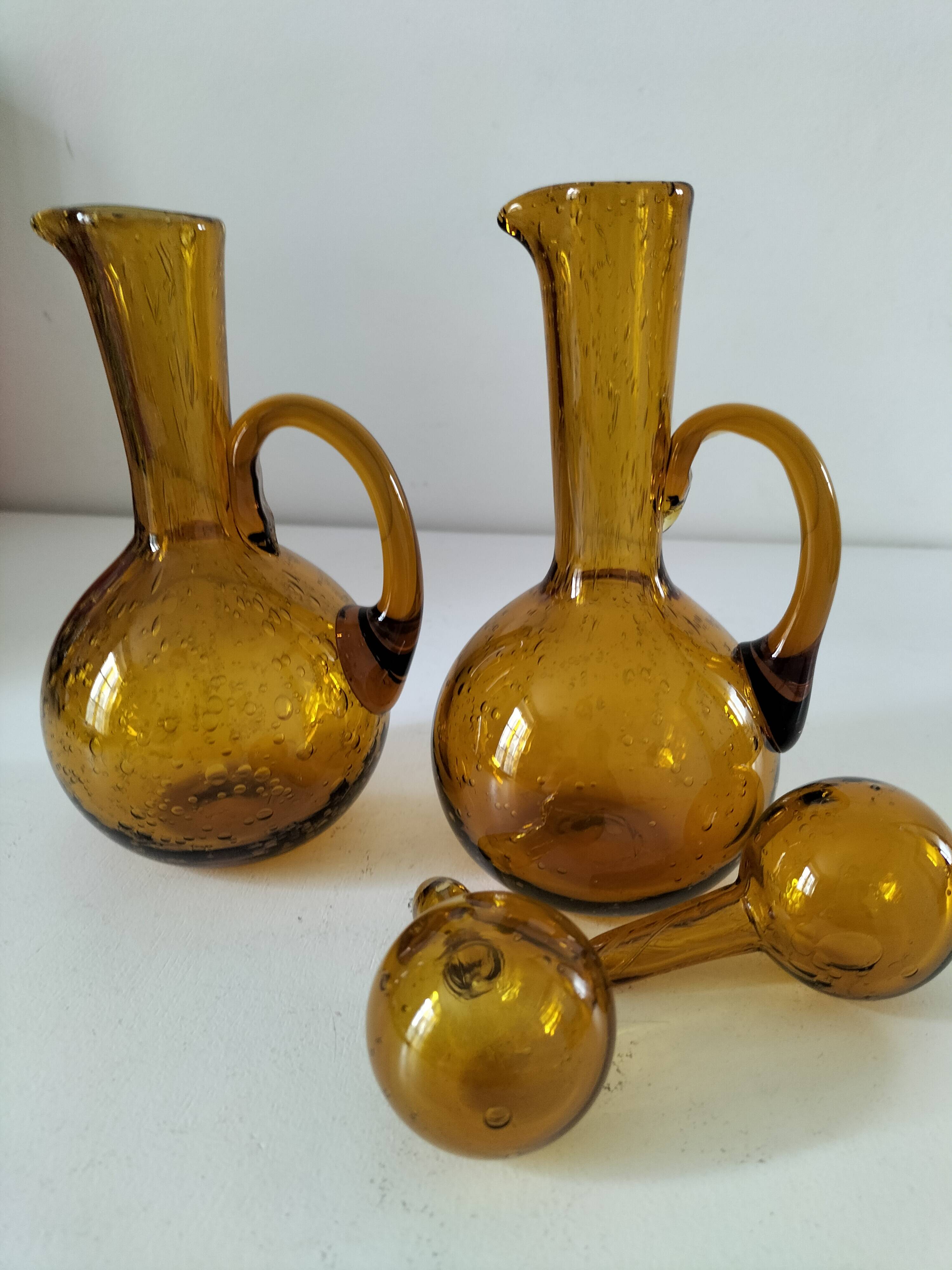 Duo of blown glass carafes – Biot signed – Bubbled amber glass
