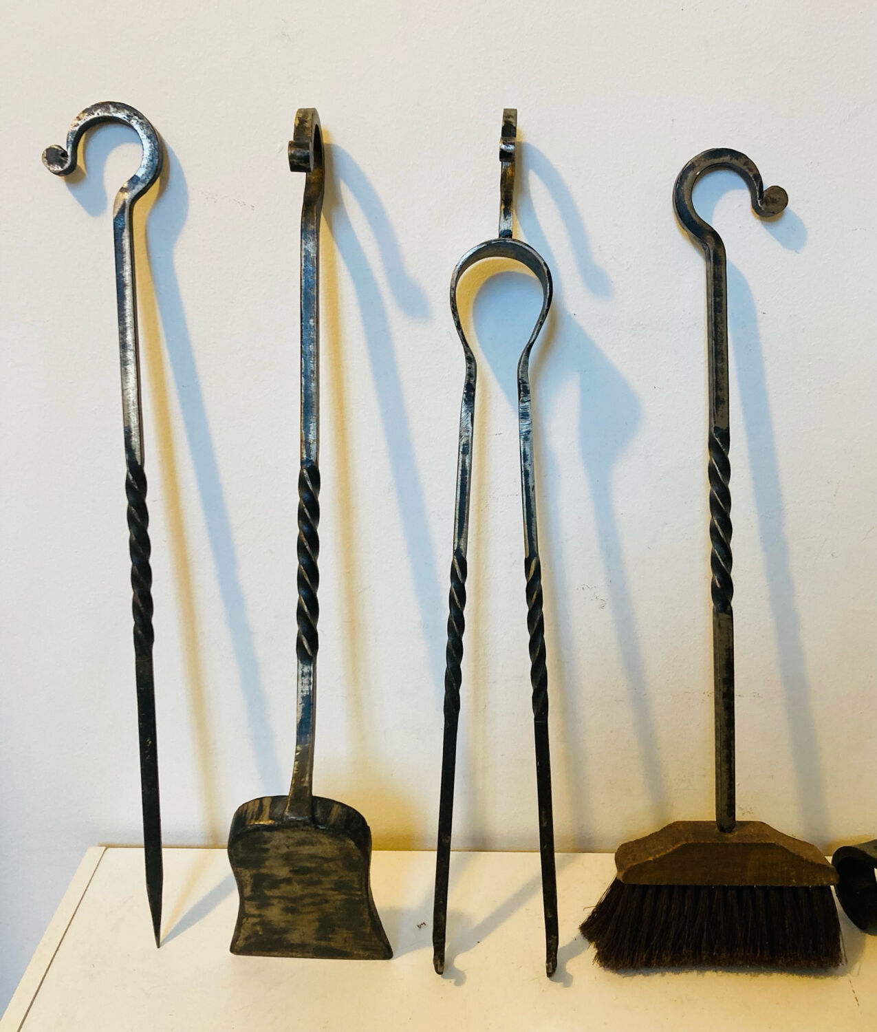 Accessoires de cheminée époque milieu XXe en fer forgé fleur de LYS