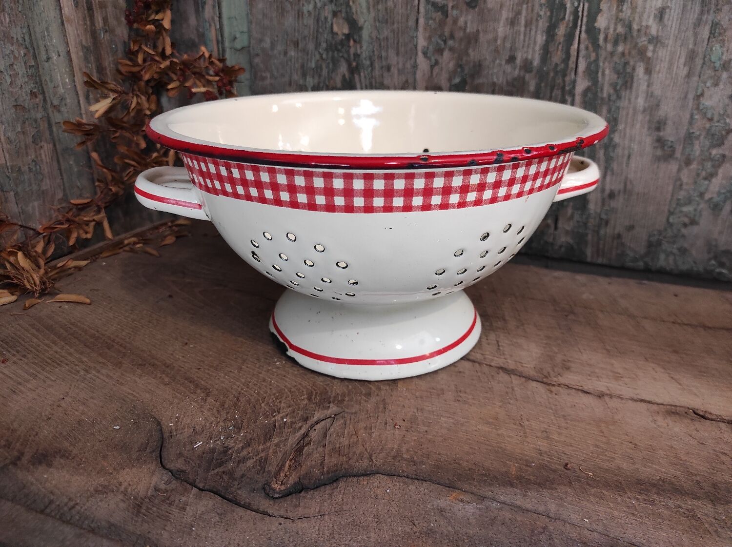 Passoire Ancienne En émail Rouge - Très Mauvais état (manques D'émail) - Hauteur 20 Cm - France