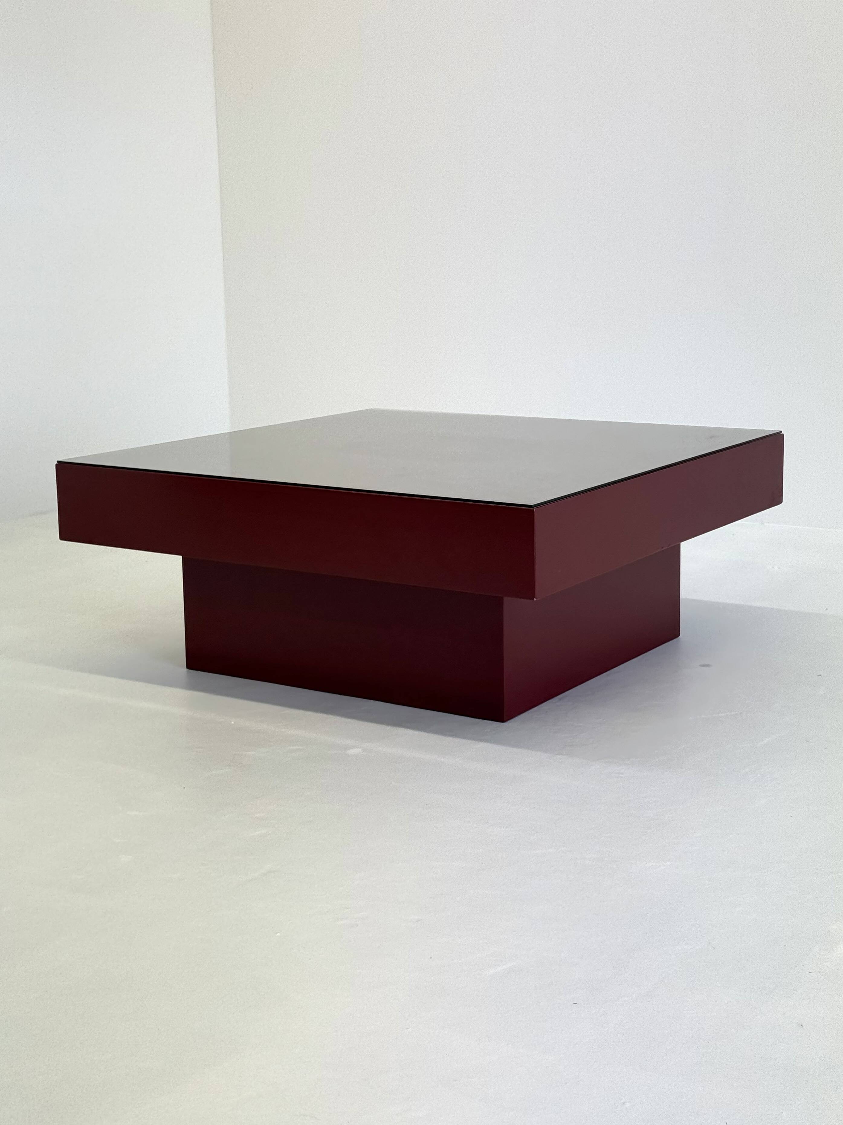 Table basse italienne rouge du milieu du siècle avec plateau en verre