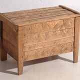 Coffre ancien en bois sculpté de style primitif, c.1920