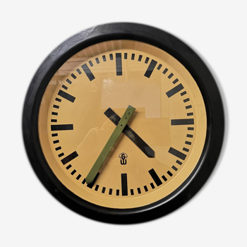 Horloge d’usine modernest est-allemandes de bakelite des années 50 par gw ( geratewerk liepzig )