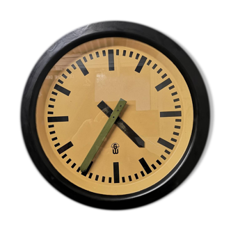 Horloge d’usine modernest est-allemandes de bakelite des années 50 par gw ( geratewerk liepzig )