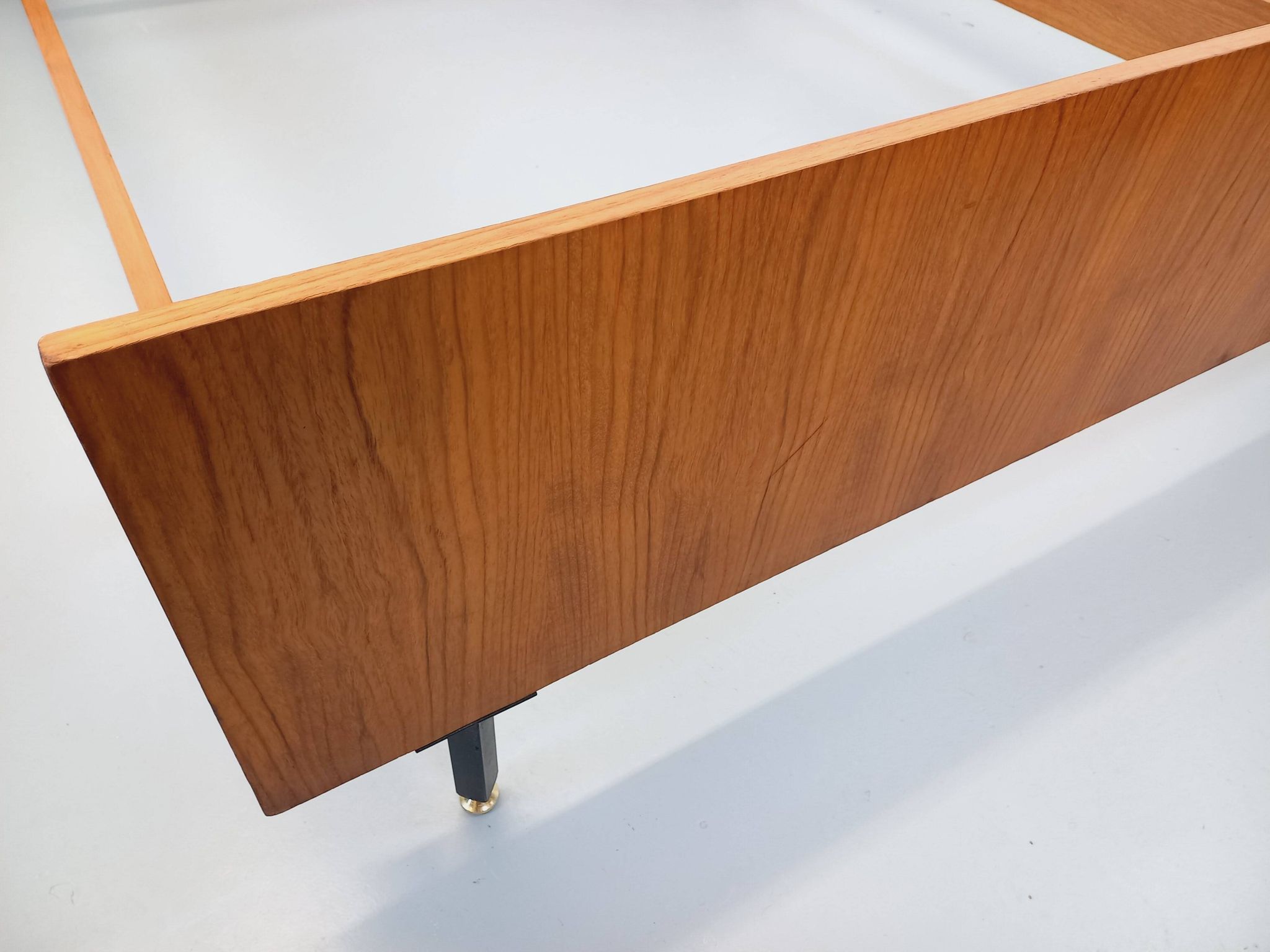 Double bed vintage modernist in teak and black metal from the 1960s with bedside tables.