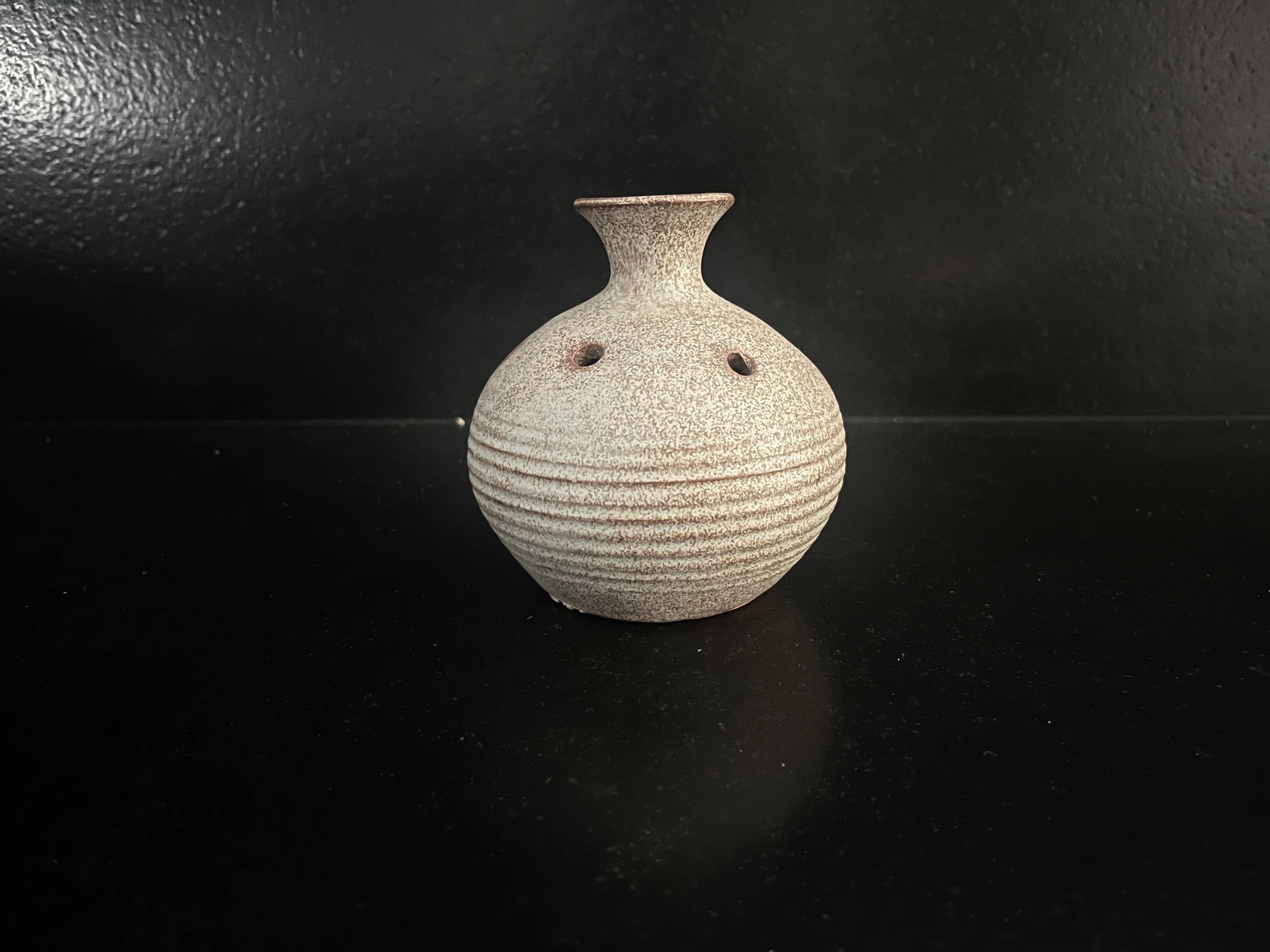 Vase pique-fleurs en grès Vallauris