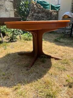 Bauman round extendable table for 10/12 people.