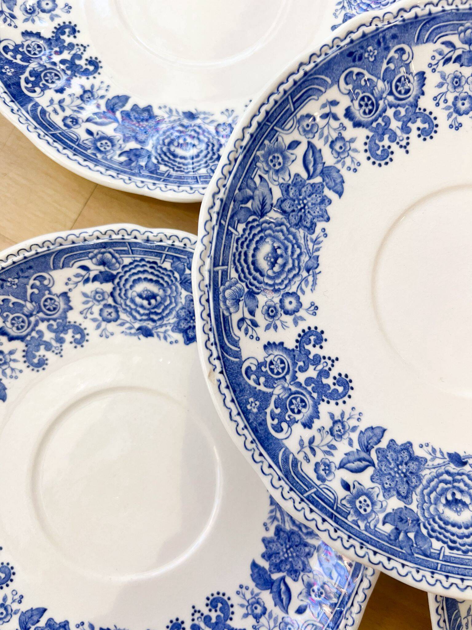 5 vintage Villeroy & Boch saucers