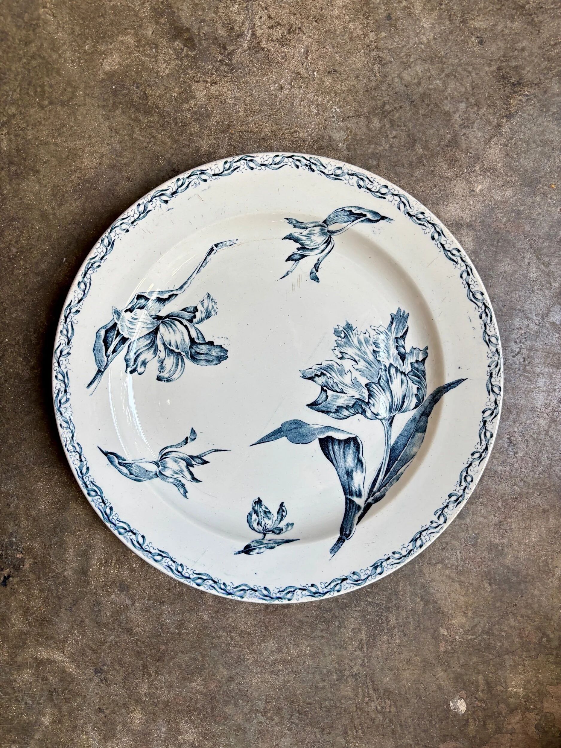 Large round Lunéville plate in blue ironstone, "Tulip" service.
