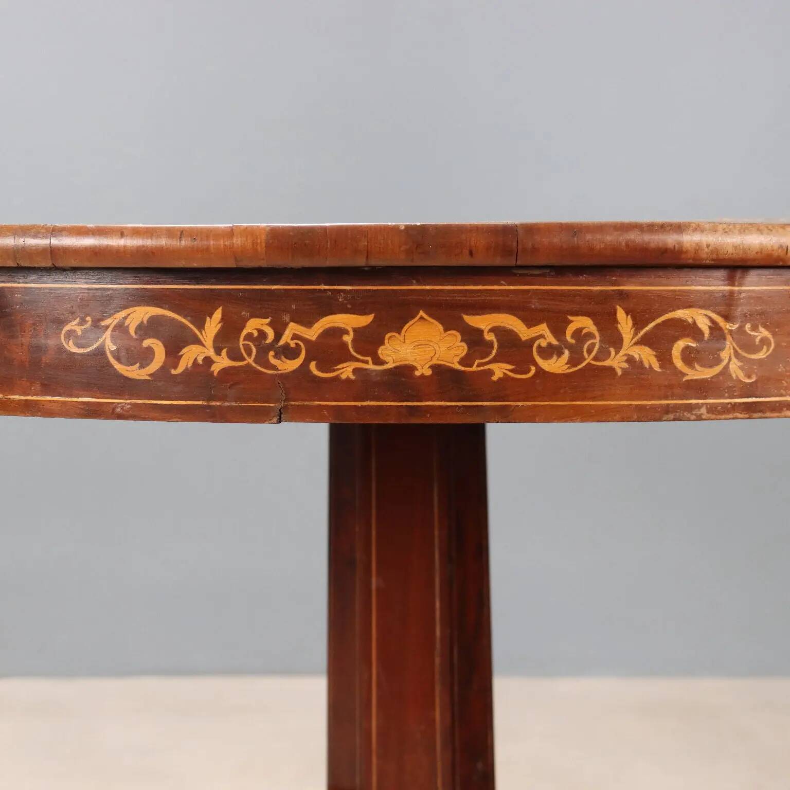 Table ancienne Charles X en acajou marqueté, Italie, XIXe siècle