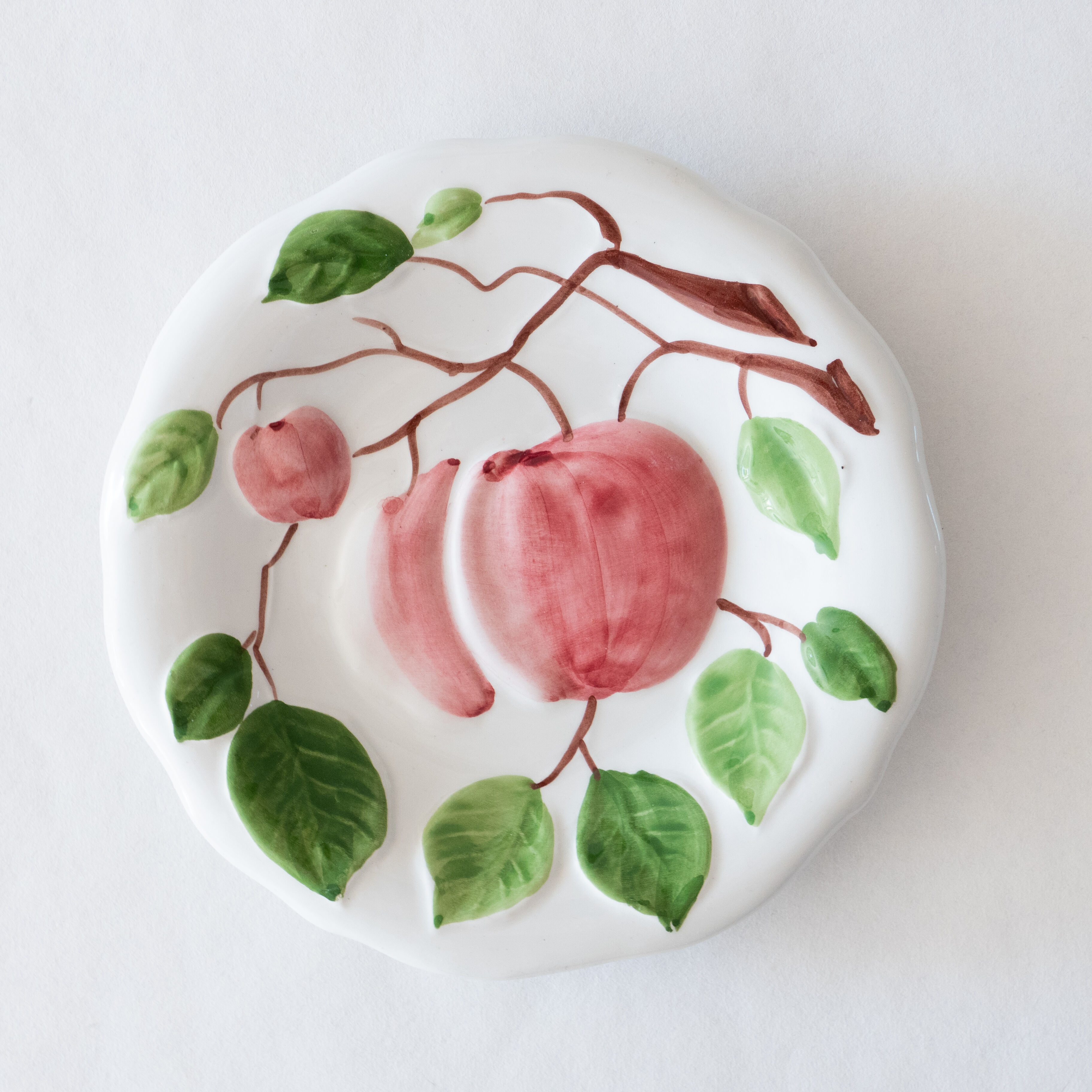4 vintage plates in slurry fruit decoration