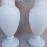 Paire de vases en opaline blanche