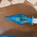 Carafe en verre d'emploi bleue