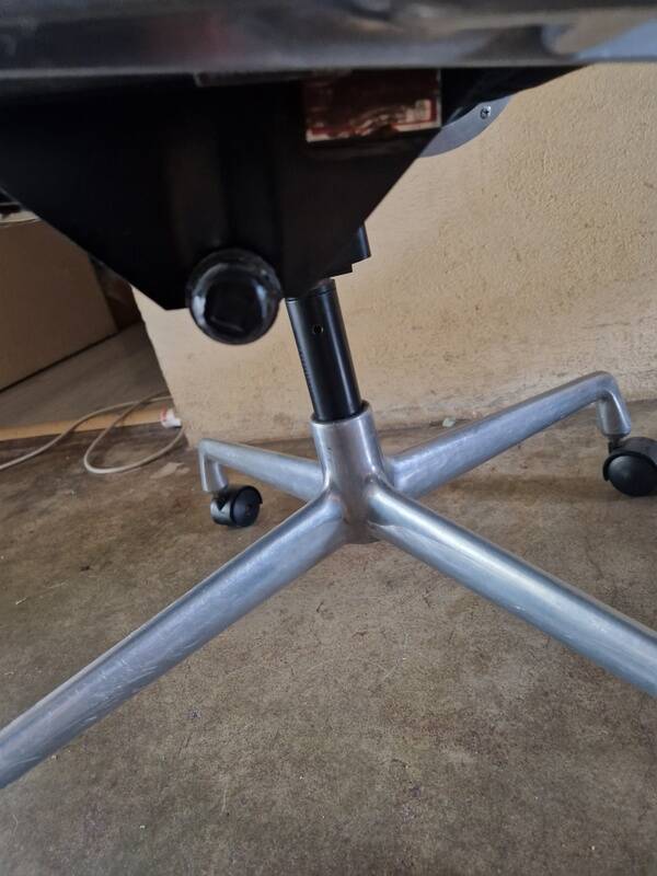 Charles and Ray Eames - Pair of office chairs - model EA117 - Vitra