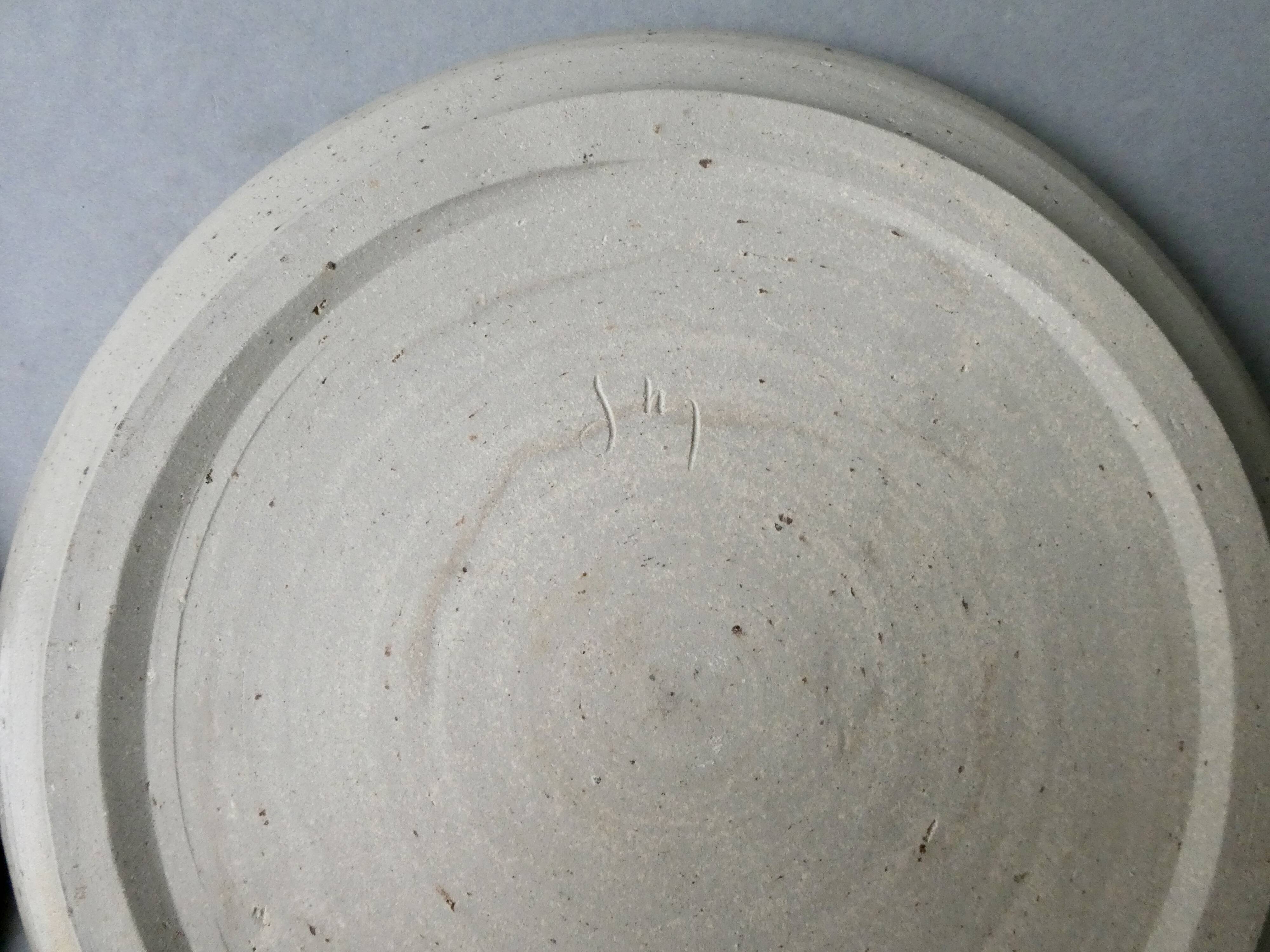 2 stoneware plates or small dishes