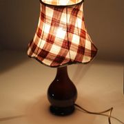 Lampe vintage recyclée — pied céramique brun, abat-jour vichy terracotta