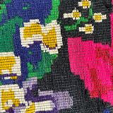 Tapis roumain en laine noire avec un panier de fleurs colorées