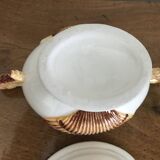 Pot couvert zoomorphe à décor d’hippocampes