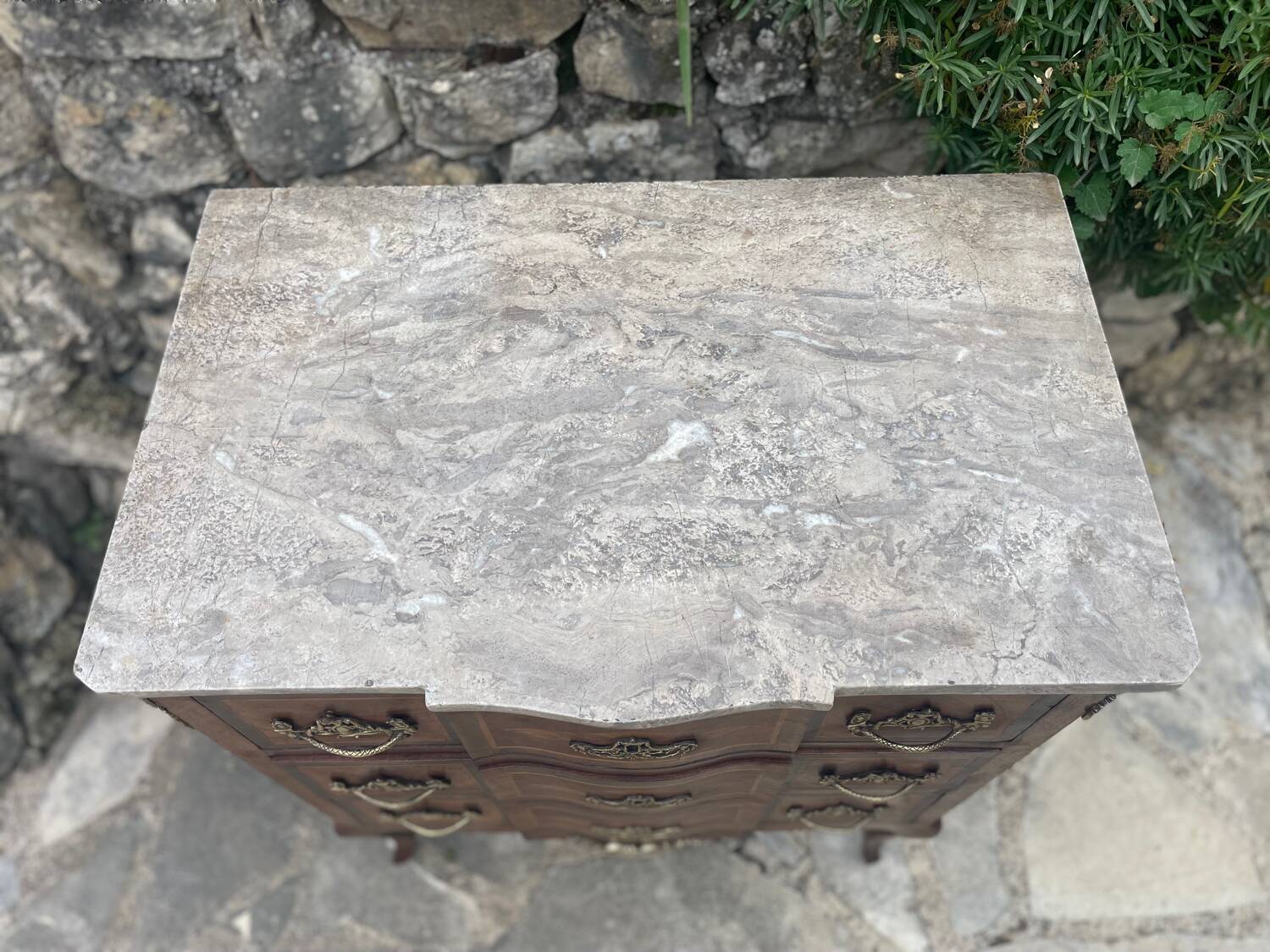 Petite commode en Marqueterie à Ressaut central Époque XIX eme siècle