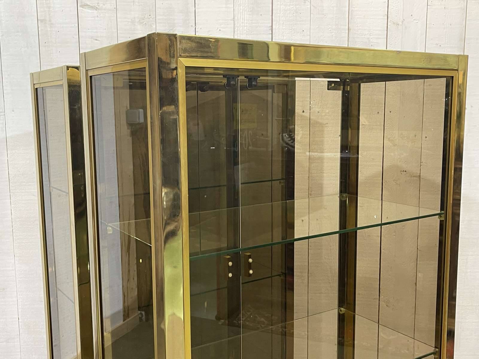 Paire de vitrines d'exposition en chrome doré et verre fumé - années 80