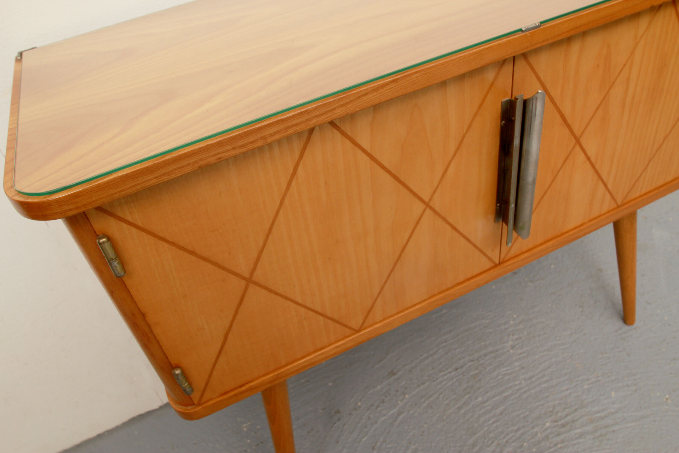 Commode des années 1950 en frêne avec incrustations
