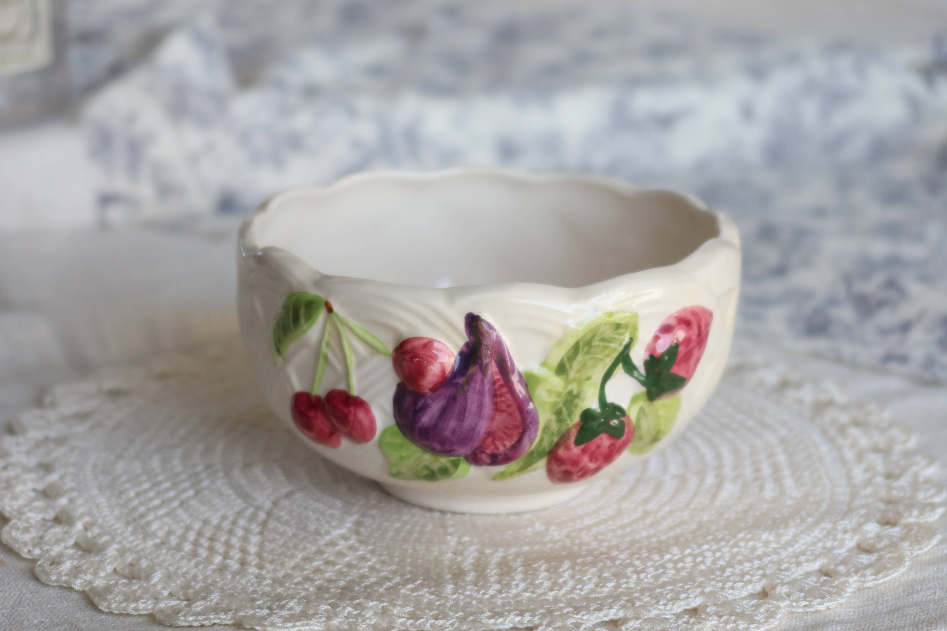 Vintage earthenware bowl with barbotine decoration - Fruit motif