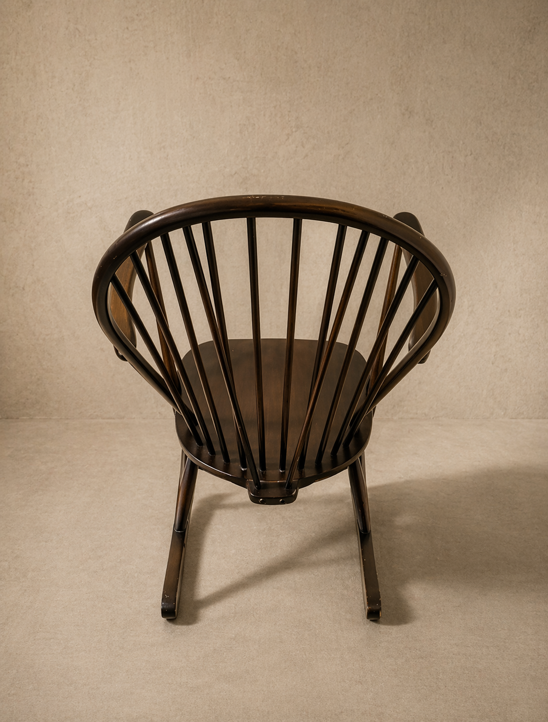 Fauteuil à bascule Ercol en orme circa 1960