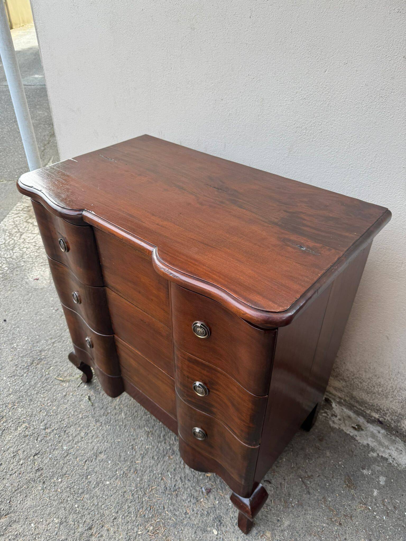 Commode sauteuse galbée style Louis XV
