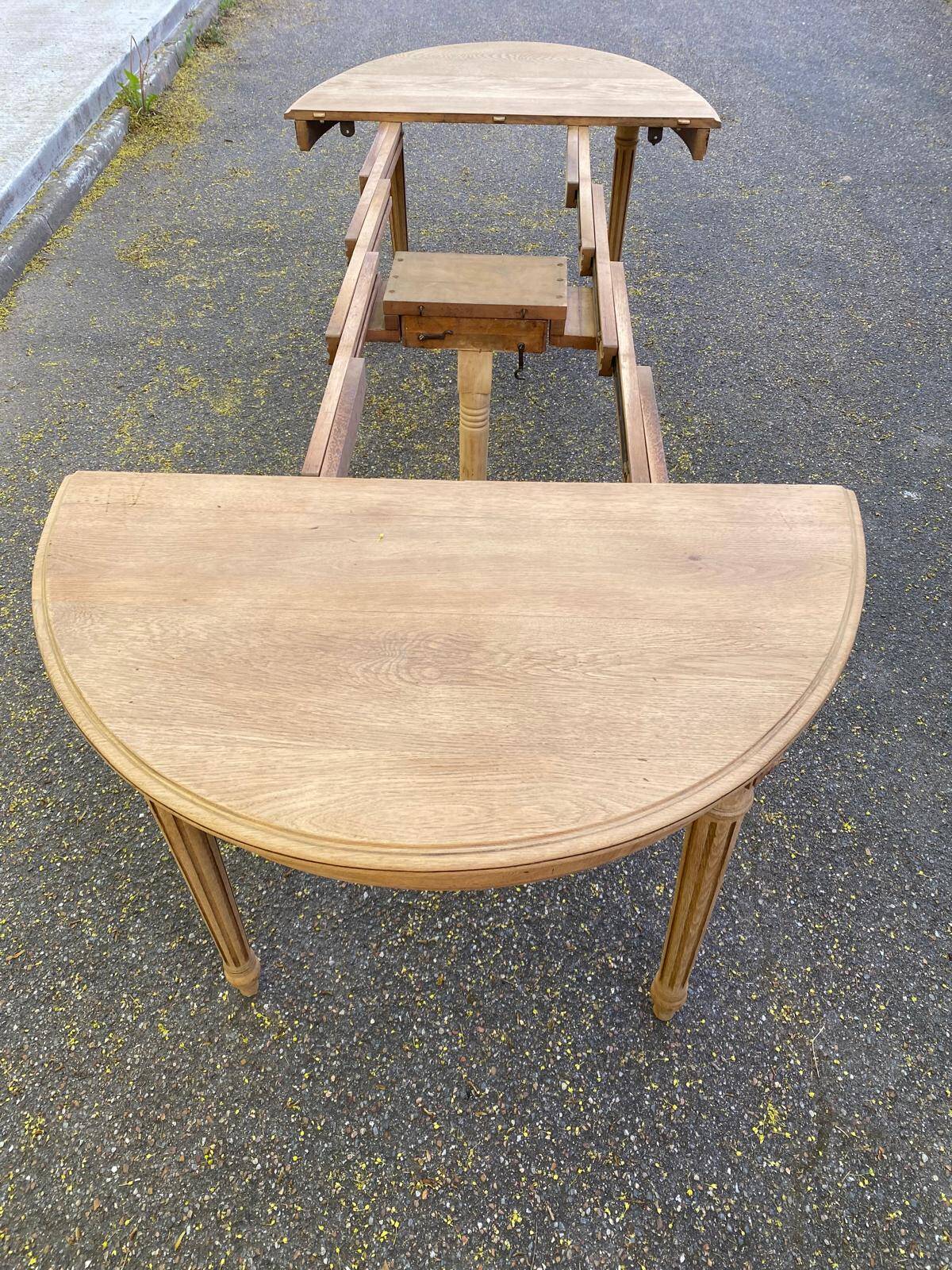 Renovated round Art Deco dining table, extendable, made of solid oak, 145cm.